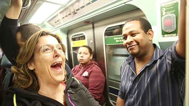 A colunista da *Folha* Barbara Gancia no metrô de São Paulo