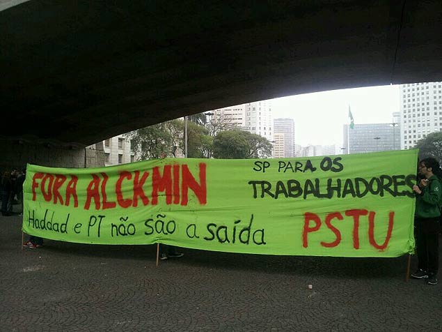 Concentrao do protesto no viaduto do Ch, no centro de SP; militantes do PSTU exibem faixa contra Alckmin