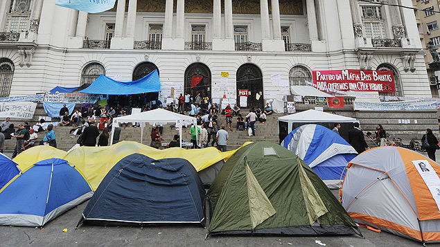 Manifestantes acampam em frente  Cmara Municipal do Rio de Janeiro
