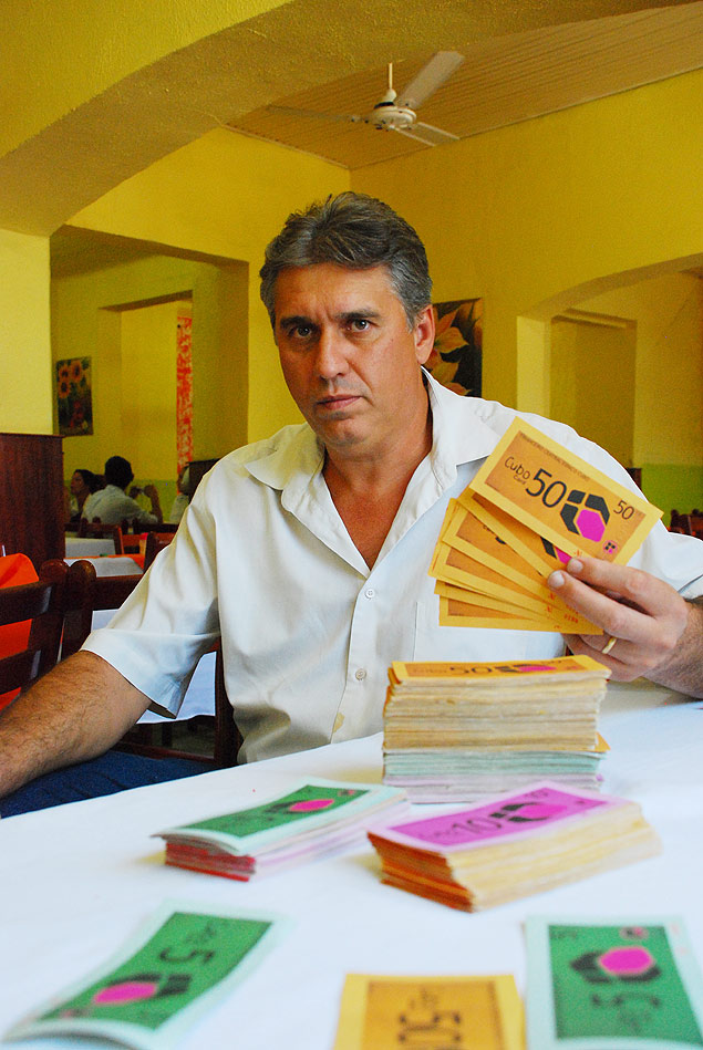 O dono do restaurante José Ignácio Lima, 44, em Cuiabá mostra dinheiro fictício usado por integrantes do Fora do Eixo 