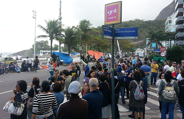 Em greve, professores da rede estadual do Rio fazem protesto prximo  residncia do governador Srgio Cabral (PMDB) 