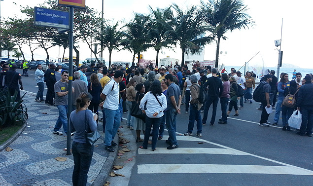 Em greve, professores da rede estadual do Rio fazem protesto prximo  residncia do governador Srgio Cabral (PMDB) 