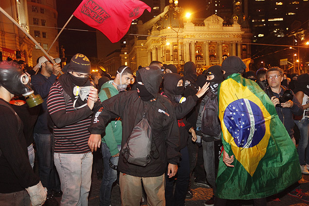 Manifestantes saem da Cinelndia em direo  Assembleia Legislativa do Rio de Janeiro, onde houve confronto com a polcia