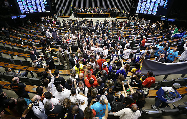 Plenário da Câmara dos Deputados foi invadido por manifestantes