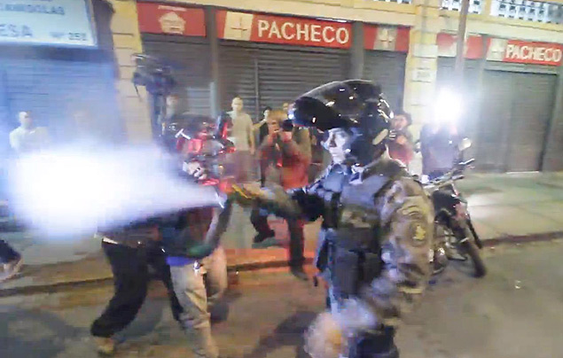 Vdeo mostra PMs do Rio jogando gs de pimenta em jornalistas e atacando mulher 