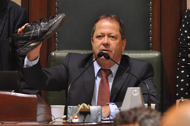 Presidente da CPI dos nibus, que teve sesso tumultuada, mostra sapato jogado por manifestantes contra um dos vereadores
