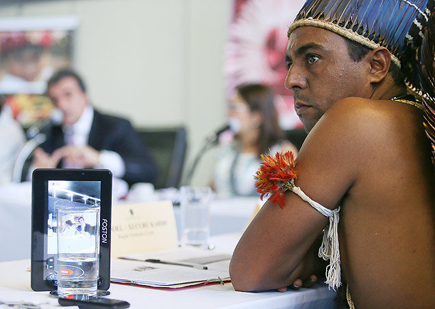 Índios usam tablet para gravar fala do ministro José Eduardo Cardozo (Justiça) em reunião