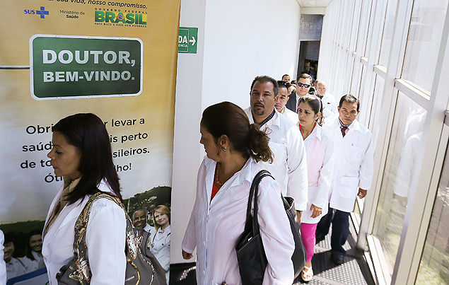 Mdicos cubanos no primeiro dia de curso para trabalharem no Brasil, onde participaram da abertura do mdulo de acolhimento e avaliao dos profissionais inscritos no Mais Mdicos