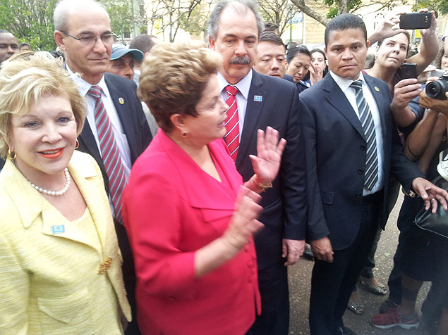A presidente Dilma Rousseff em r�pido passeio nesta ter�a-feira (27) pela pra�a da Liberdade, em Belo Horizonte