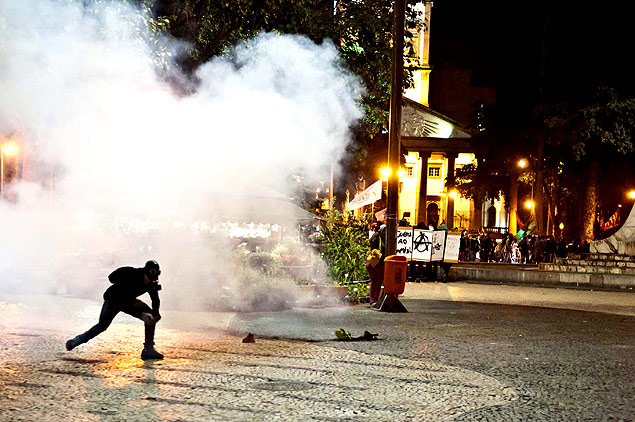 Protesto contra Srgio Cabral (PMDB) na cidade do Rio de Janeiro nesta tera-feira (27)