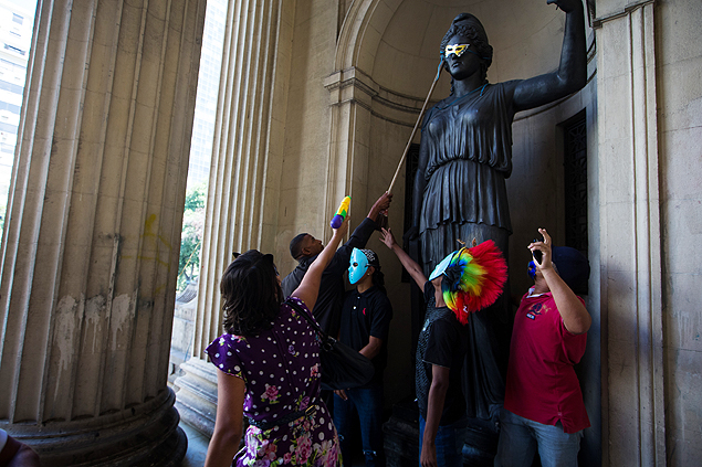 Manifestantes mascarados protestam na Assembleia Legislativa do Rio contra projeto que probe uso de mscaras em protestos
