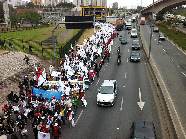Manifestantes de vários grupos sociais realizam protesto contra cartel do metrô em São Paulo