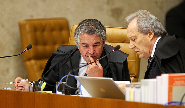 Os ministros Marco Aurélio Mello e Ricardo Lewandowski durante sessão do julgamento do mensalão no Supremo Tribunal Federal