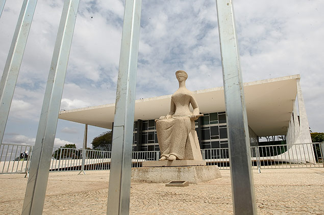 Grades de proteção cercam a estátua da Justiça em frente ao Supremo Tribunal Federal