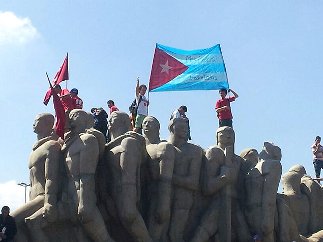 Grupo da juventude do PT com bandeiras e faixas sobe no monumento s bandeiras, em frente ao Ibirapuera. Cantam "Doutor, eu no me engano. Eu quero mdico cubano"
