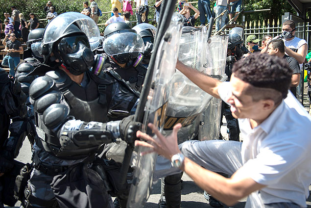 Manifestantes e policiais entraram em confronto em protesto no Rio.