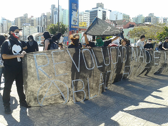 Alckmin sanciona lei que probe mscaras em protestos; imagem mostra "black blocs" com rostos cobertos 
