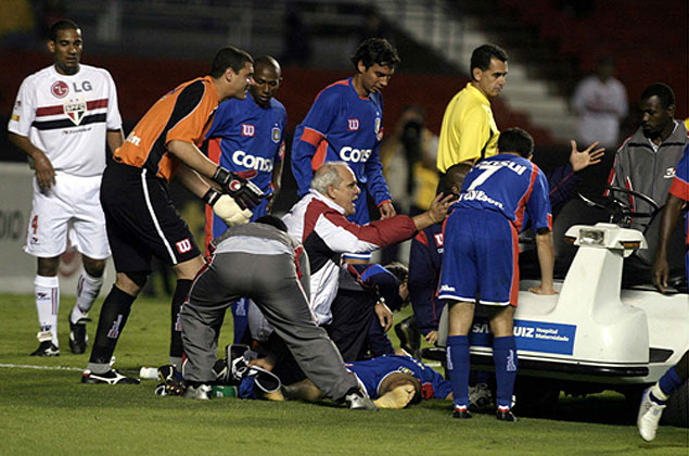 O jogador Serginho  atendido no gramado do Morumbi aps desmaiar durante So Paulo x So Caetano, pelo Campeonato Brasileiro