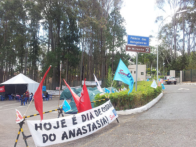 Professores da rede estadual de ensino de Minas Gerais acampam em frente  residncia oficial do governador Anastasia, em BH 