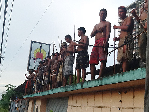 Cr�dito: Lucas Reis/FolhapressLegenda: �ndios em invas�o � sede da Funai em Manaus nesta quinta-feira (19)
