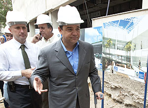 Sérgio Cabral (PMDB) durante visita a obra; governador exonerou petistas por e-mail