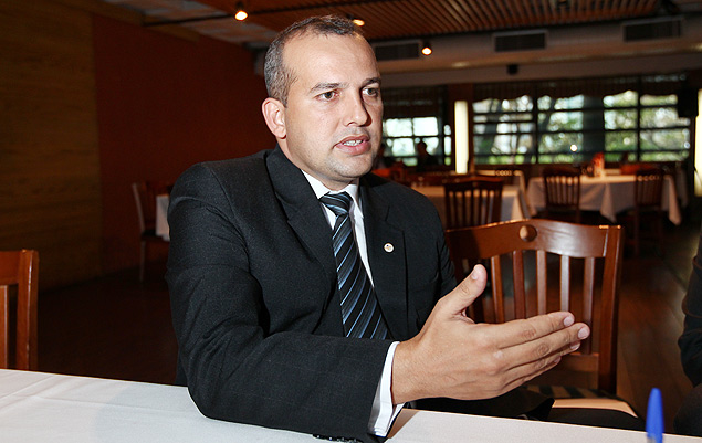 Em Bras�lia, o presidente do rec�m criado partido PROS, Eur�pedes Junior, fala � Folha