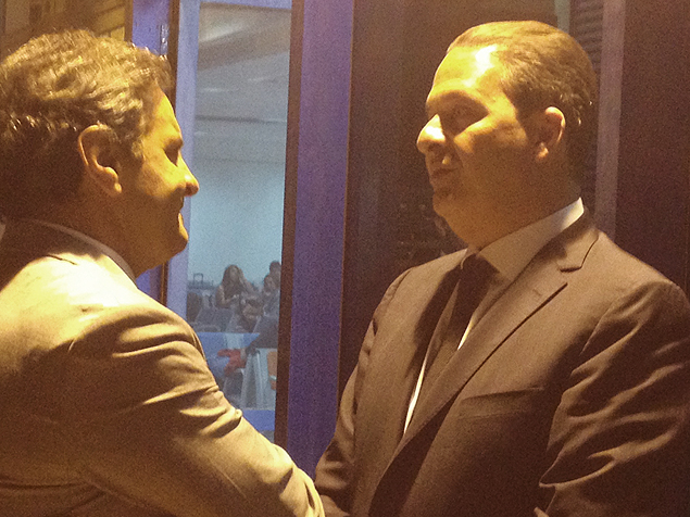 Acio Neves (PSDB) e Eduardo Campos (PSB) se encontram rapidamente no aeroporto de Braslia