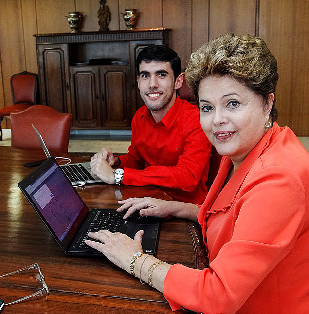 Dilma Bolada, a famosa personagem fictícia da presidente da República (à esq.), conversa a verdadeira Dilma 