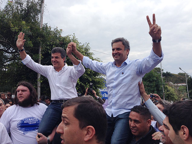 Senador Acio Neves (MG)  carregado por assessores e seguranas ao lado de Beto Richa, governador do Paran, em Curitiba 