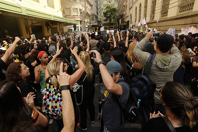 Professores da rede municipal de ensino bloqueiam entrada de policiais e funcionários na Câmara do Rio