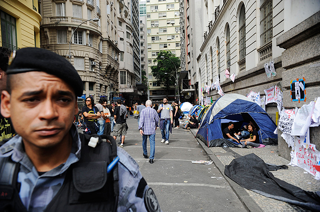 Prédio da Câmara Municipal no Rio é cercado por grades impedindo a passagem de carros e pedestres