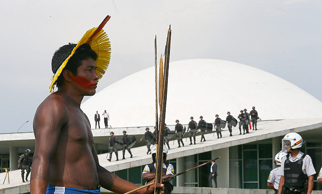 Índios protestam em frente o Congresso Nacional após tentarem entrar e serem barrados pela polícia