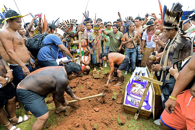 ndios promoveram enterro simblico de dois ministros e congressistas da bancada ruralista, em Braslia