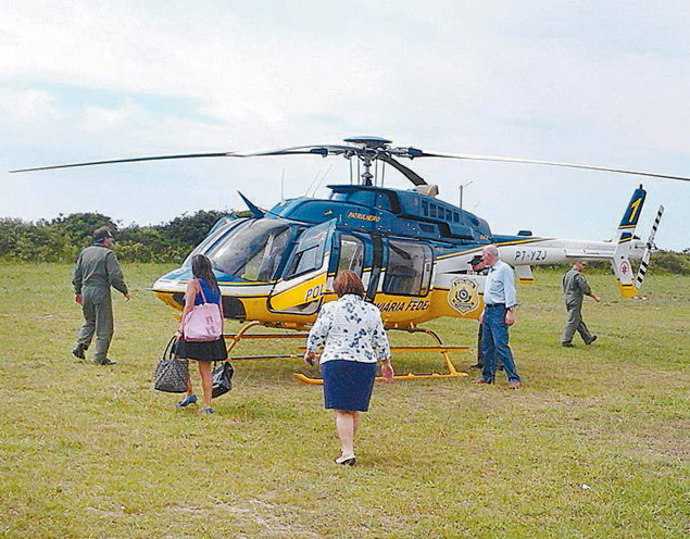 Ministra Ideli Salvatti e o helicptero da Polcia Rodoviria