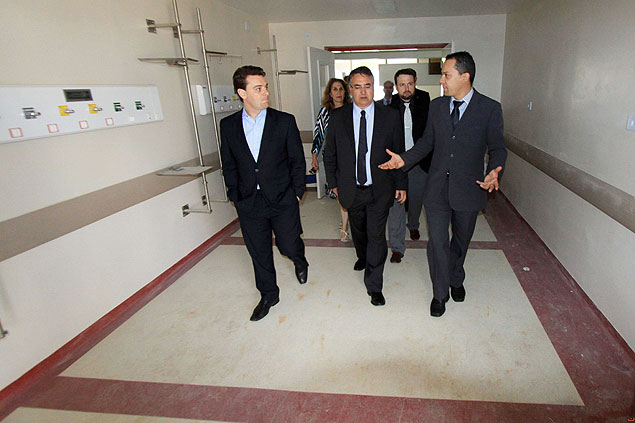 O governador de Santa Catarina Raimundo Colombo (centro) visita hospital em reforma, em Florianpolis (SC)