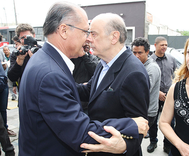 O governador Geraldo Alckmin cumprimenta José Serra na cerimônia em que anunciou abertura das inscrições para o vestibular das Fatecs