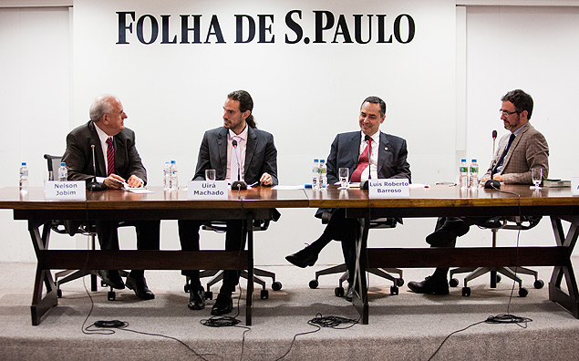Nelson Jobim, Uir Machado, Lus Roberto Barroso e Virglio Afonso da Silva durante debate sobre os 25 anos da Constituio Brasileira, na Folha
