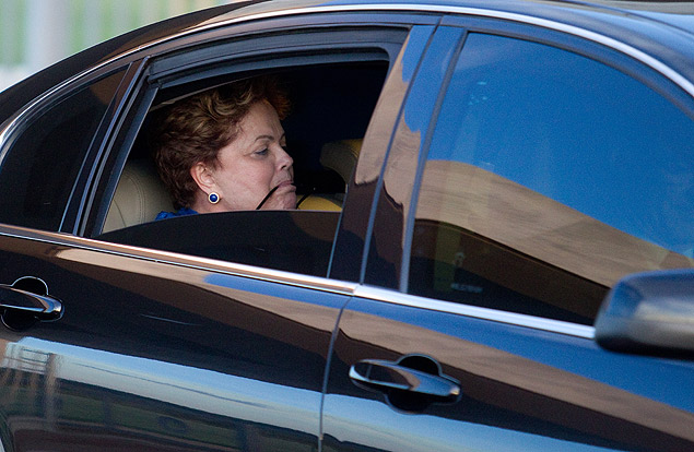 A presidente Dilma Rousseff deixa o Palcio do Alvorada aps reunio com o ex-presidente Lula