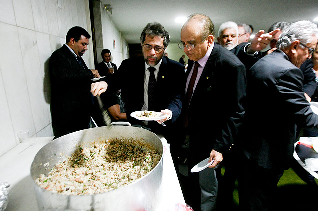 Deputados comem galinhada e arroz carreteiro, no cafezinho da Cmara dos Deputados, durante sesso noturna