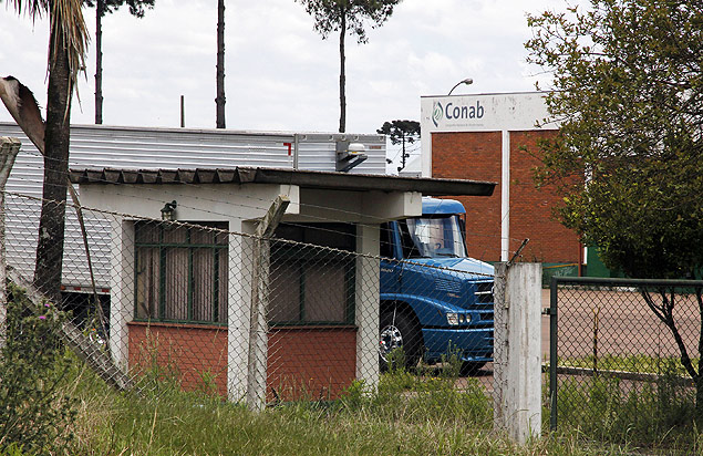 Caminhão estacionado em armazém desativado da Companhia Nacional de Abastecimento (Conab) em Curitiba