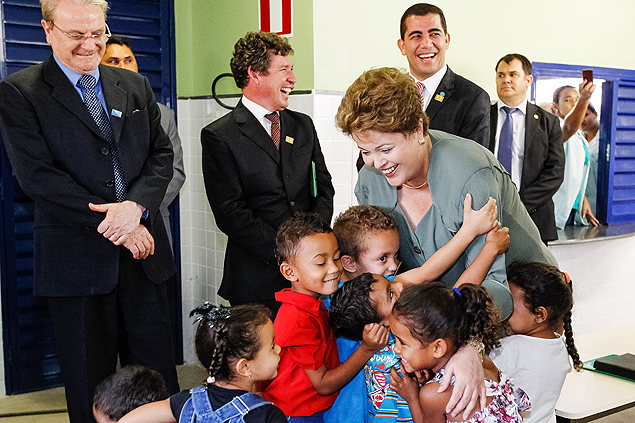 Dilma Rousseff  abraada por crianas durante cerimnia de inaugurao de escola infantil em BH