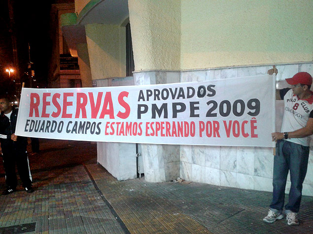 Em Campina Grande (PB), aprovados em concurso da PM de Pernambuco estendem faixa ao governador Eduardo Campos
