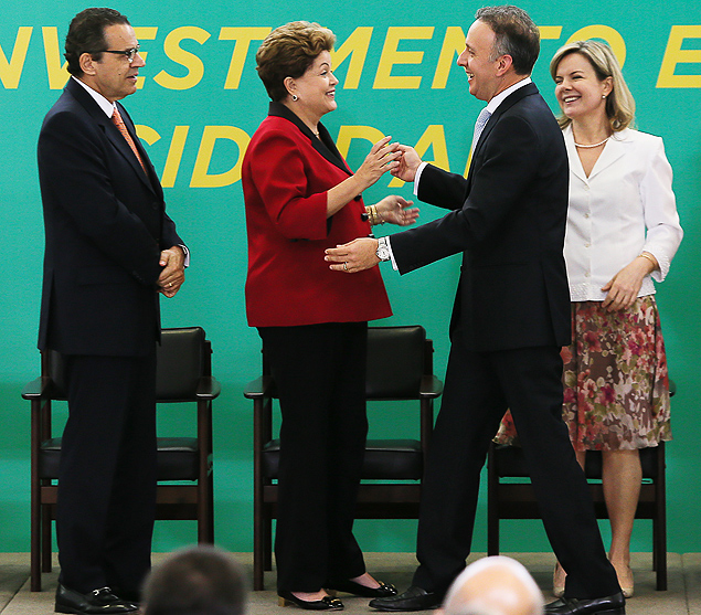 Ministro Aguinaldo Ribeiro (Cidades)cumprimenta Dilma durante evento do PAC 2; Gleisi Hoffmann (Casa Civil)e o presidente da Cmara, Henrique Eduardo Alves, tambm participam