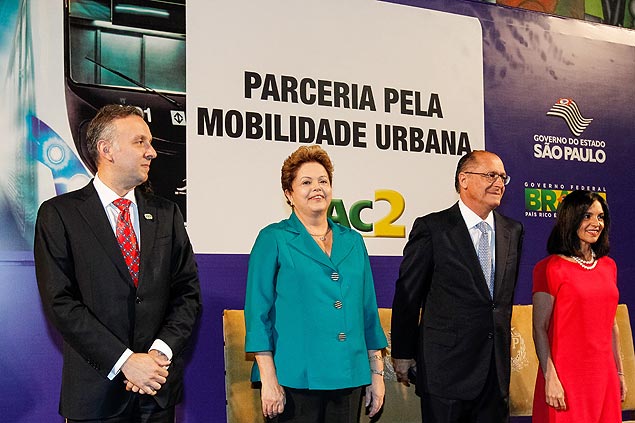 Ao lado do governador tucano Geraldo Alckmin (dir.), Dilma anuncia investimentos para mobilidade urbana em So Paulo