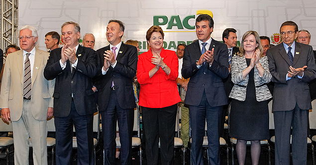 Governador Beto Richa (à dir.) participa ao lado de Dilma de cerimônia na qual a petista anunciou investimentos do PAC mobilidade urbana