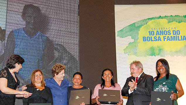 Dilma e o ex-presidente Lula participaram de celebração dos dez anos do Bolsa Família, em Brasíla