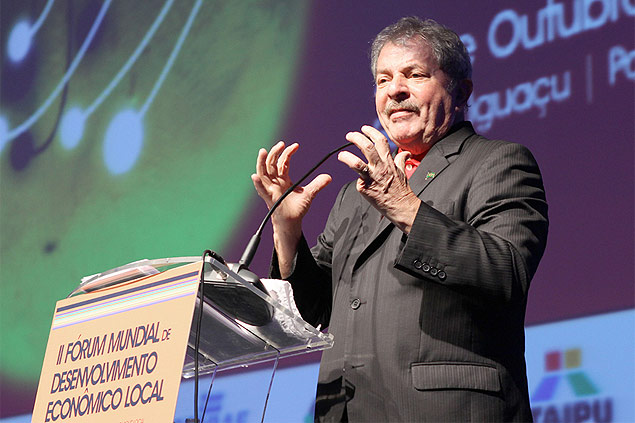 O ex-presidente Luiz Inácio Lula da Silva discursa no 2º Fórum Mundial de Desenvolvimento Econômico Local, em Foz do Iguaçu