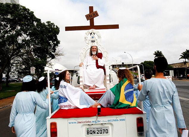 Inri Cristo desfila sentado em um trono na Esplanada dos Ministérios, em Brasília