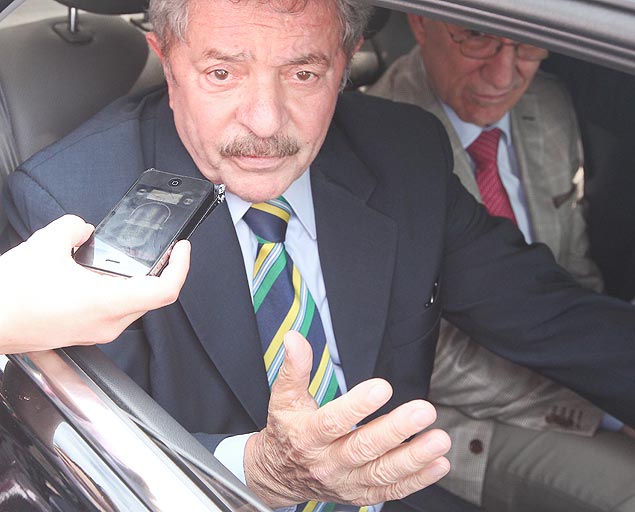 O ex-presidente Lula, ao lado do presidente do PT Rui Falco, fala com jornalistas aps encontro com a presidente Dilma