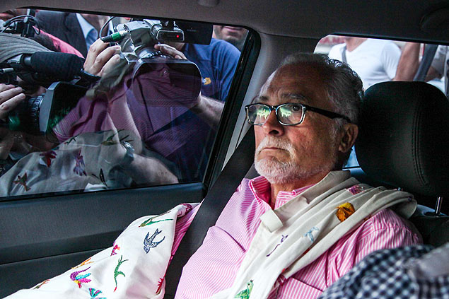 O ex-presidente do PT, José Genoino, chega de carro para se entregar na sede da Polícia Federal em São Paulo